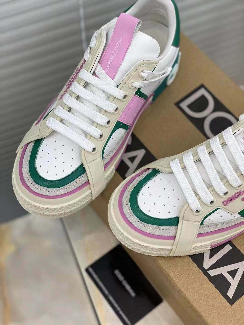 Tênis Couro Branco Detalhe Rosa e Verde
