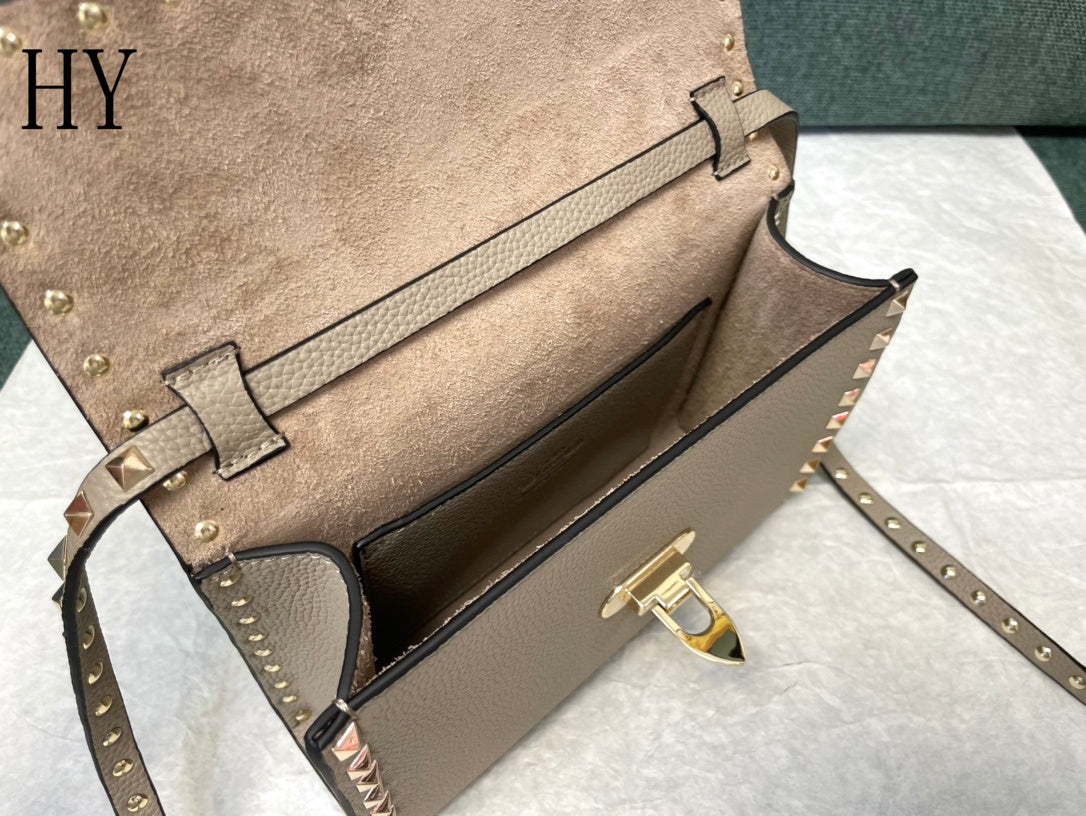 Bolsa Transversal Couro Preto Rebites Piramidais
