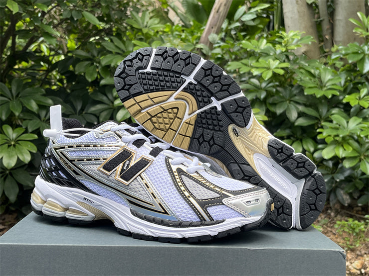 Tênis Runner Malha Branco Detalhes Dourado