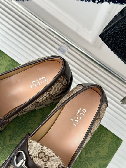 Mocassim Couro Marrom Escuro Letras Entrelaçadas