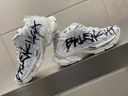Tênis Runner Couro Cinza Detalhe Grafite