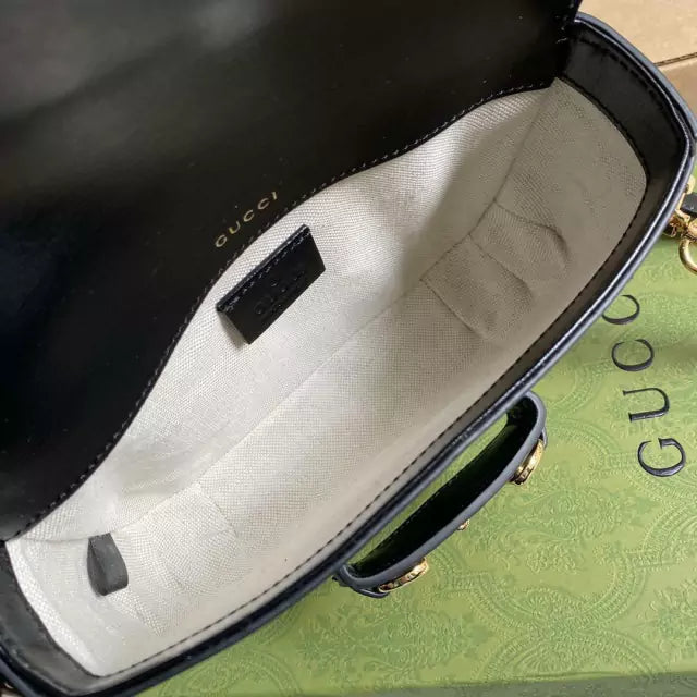 Bolsa Couro Preto Fechamento Metálico Ferradura