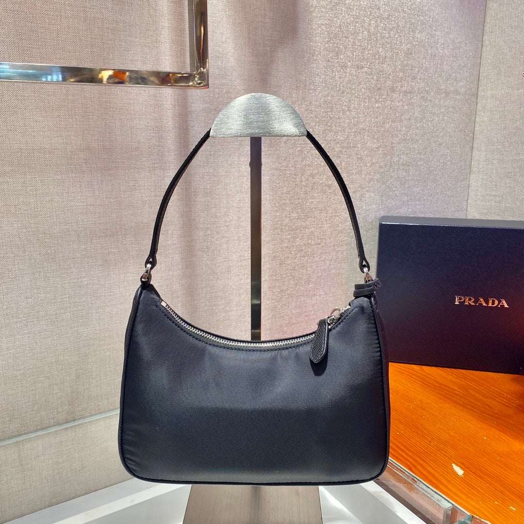 Bolsa Satchel Nylon Preto Placa Triangular Mini
