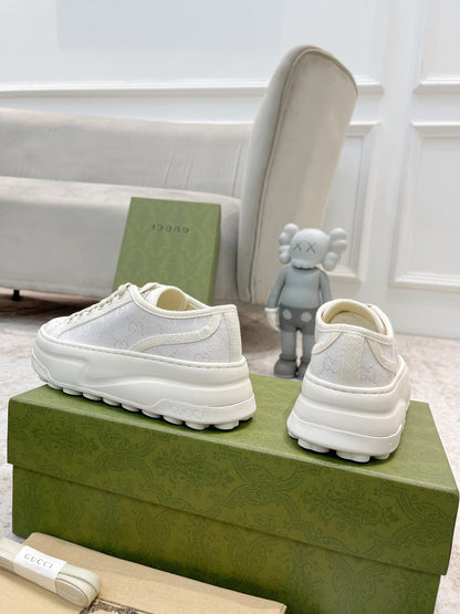 Tênis Canvas Branco Padrão Entrelaçado