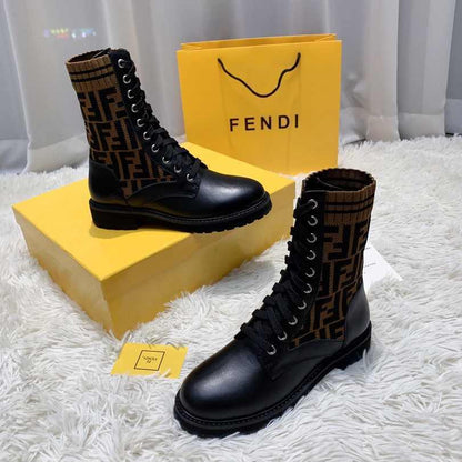 Bota Couro Preto Cano Médio Estruturada