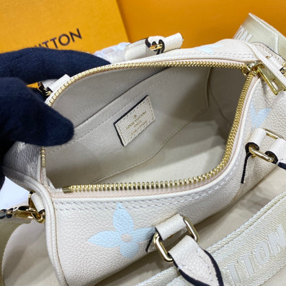 Bolsa Satchel Couro Branco Padrão Monograma Geométrico
