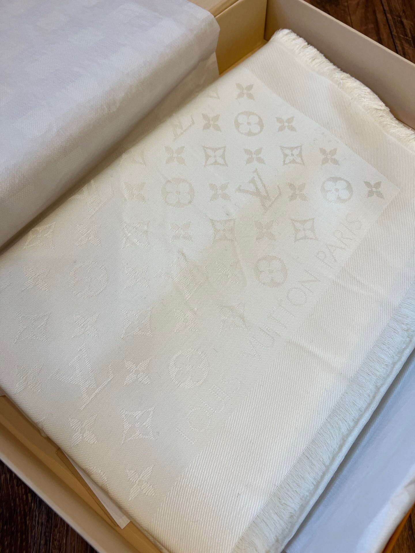 Echarpe Xale Tecido Branco Padrão Monograma Geométrico