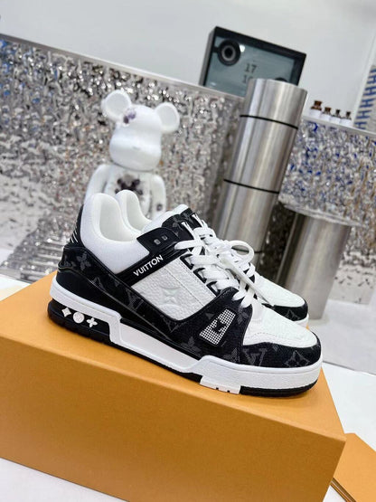 Tênis Casual Couro Branco com Detalhe Preto