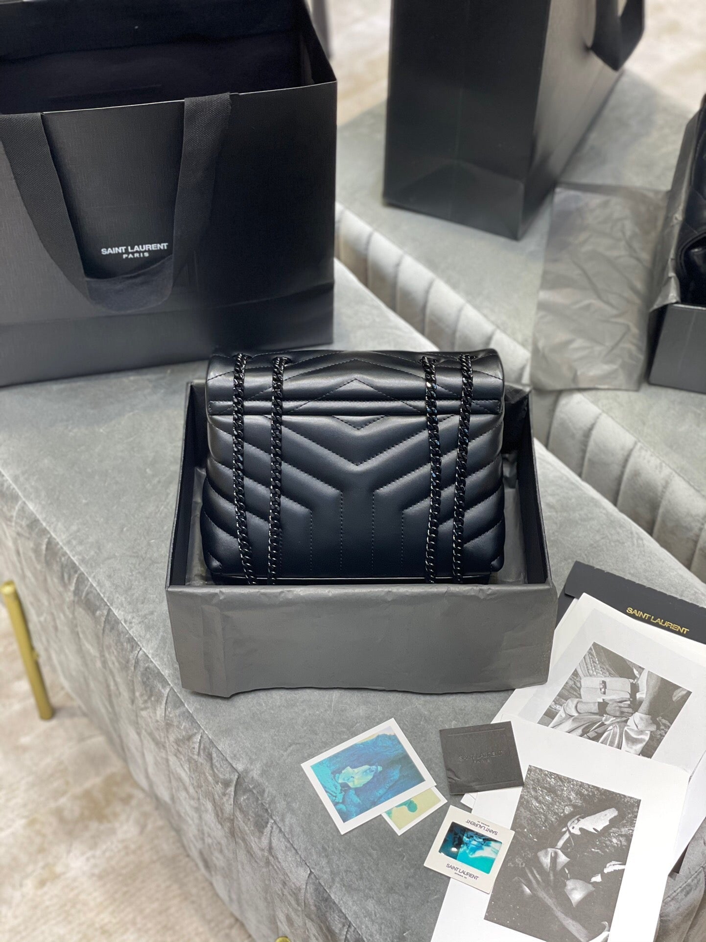 Bolsa Satchel Couro Preto Corrente Dourada