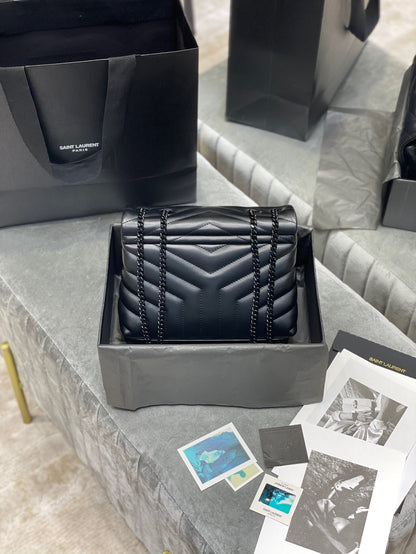 Bolsa Satchel Couro Preto Corrente Dourada