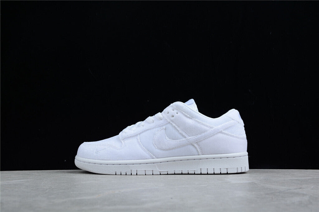 Tênis Cano Baixo Veludo Branco com Detalhes em Relevo