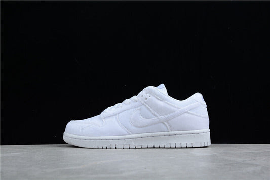 Tênis Cano Baixo Veludo Branco com Detalhes em Relevo