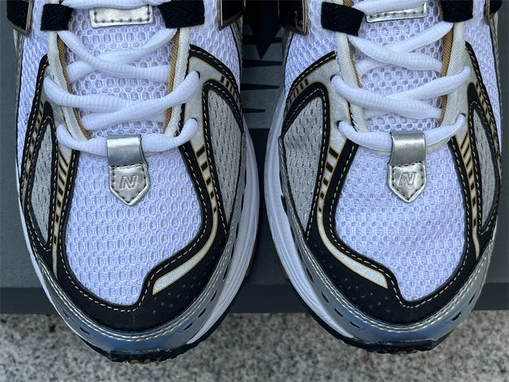 Tênis Runner Malha Branco Detalhes Dourado