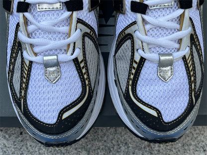 Tênis Runner Malha Branco Detalhes Dourado