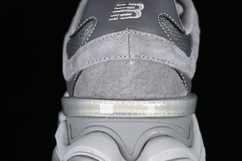 Tênis Runner Cinza Chumbo Detalhes Contrastantes