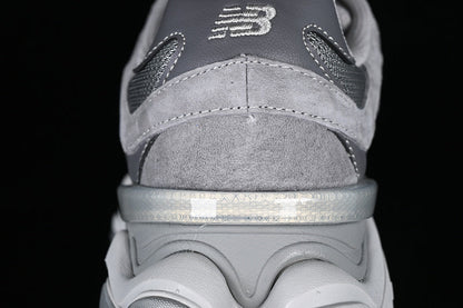 Tênis Runner Cinza Chumbo Detalhes Contrastantes