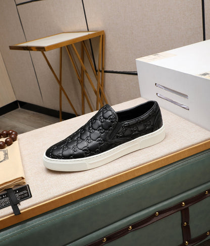 Tênis Slip On Couro Padrão Letras Entrelaçadas