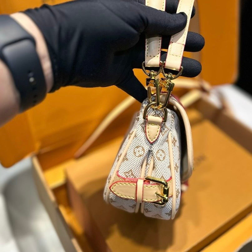 Bolsa Couro Padrão Monograma Geométrico
