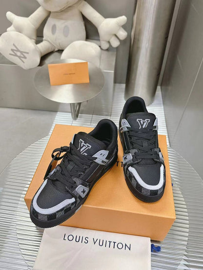 Tênis Casual Couro Preto Cinza Padrão Monograma Geométrico