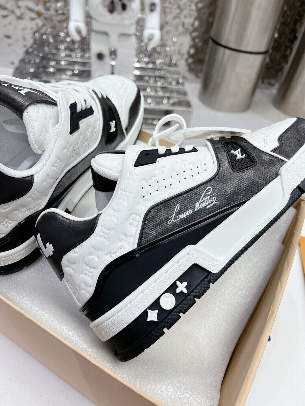 Tênis Runner Couro Preto e Branco Detalhes Contrastantes