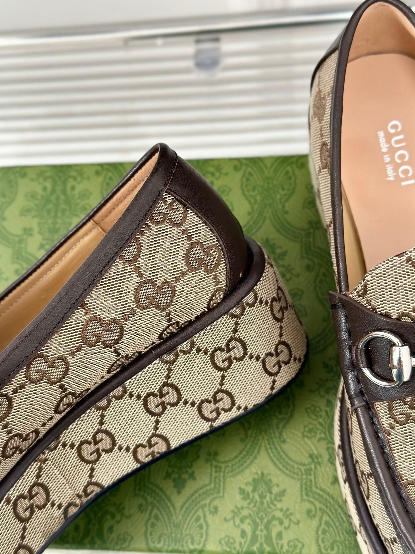 Mocassim Couro Marrom Escuro Letras Entrelaçadas