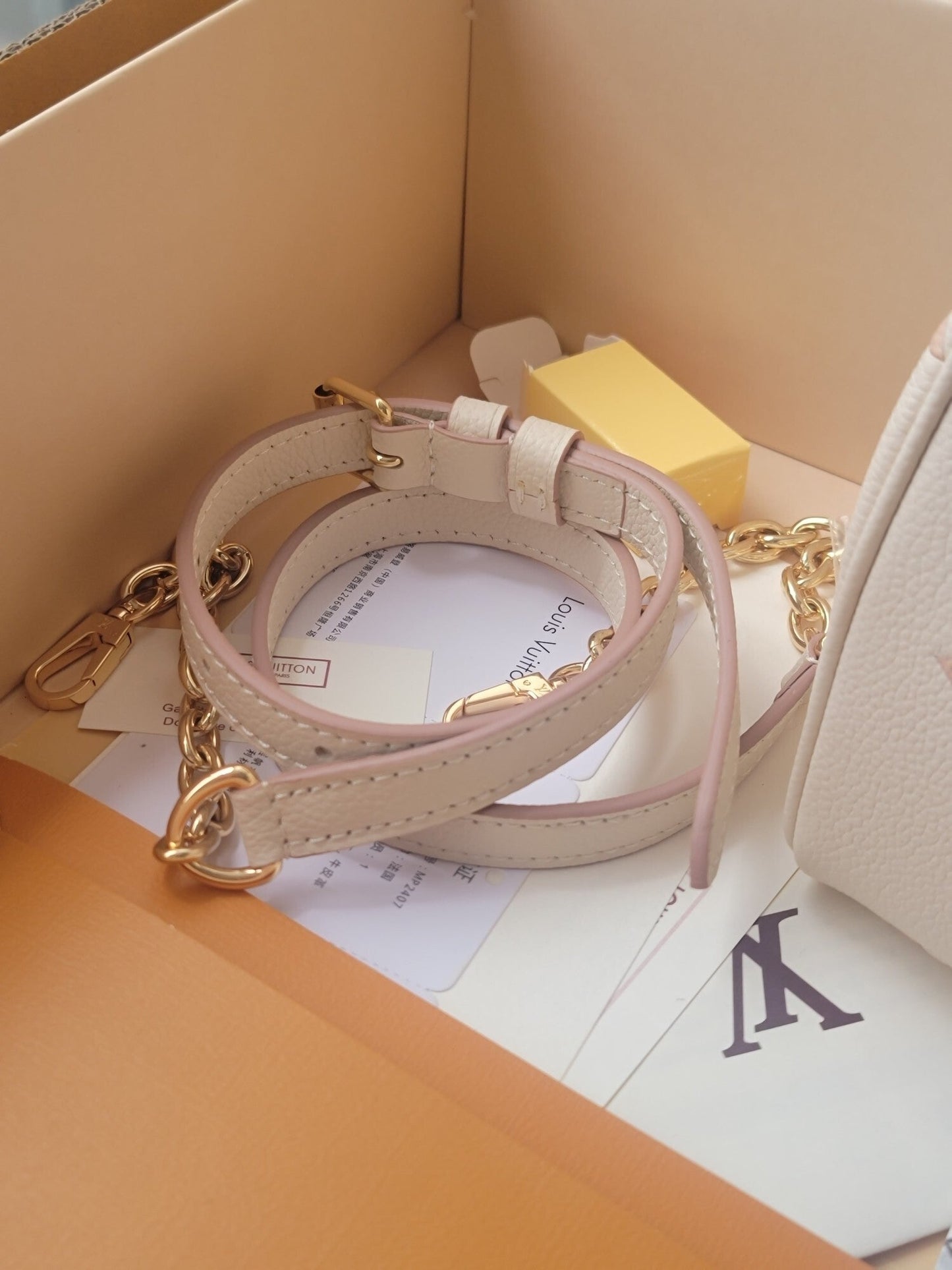 Bolsa Satchel Couro Monograma Caramelo com Alça Removível