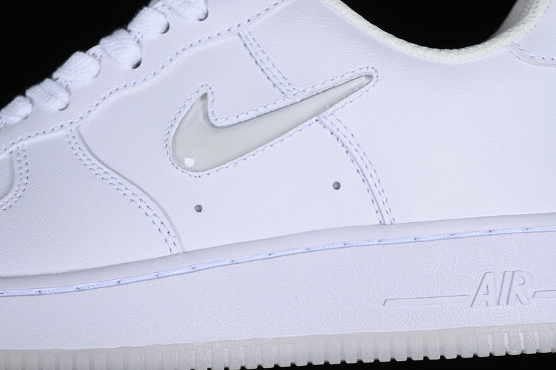 Tênis Cano Baixo Couro Branco Detalhe Swoosh Iridescente