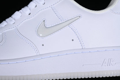 Tênis Cano Baixo Couro Branco Detalhe Swoosh Iridescente