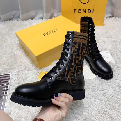 Bota Couro Preto Cano Médio Estruturada