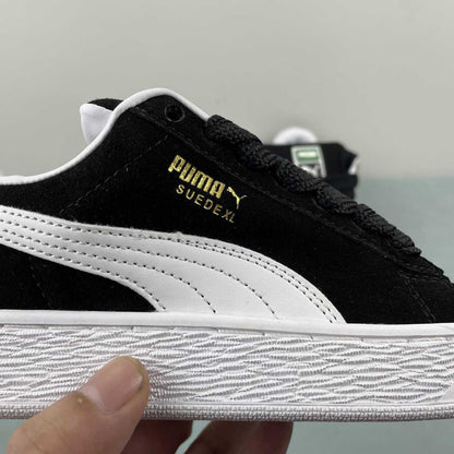 Tênis Camurça Preto Detalhe Branco