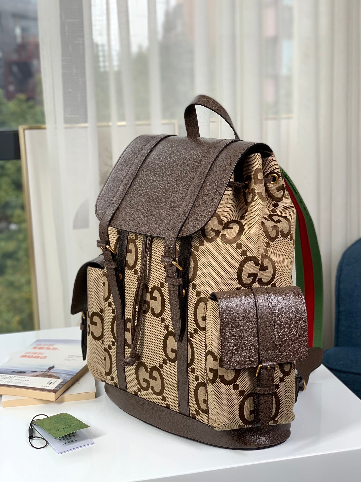 Mochila Couro Padrão Letras Entrelaçadas Camel Detalhe Preto