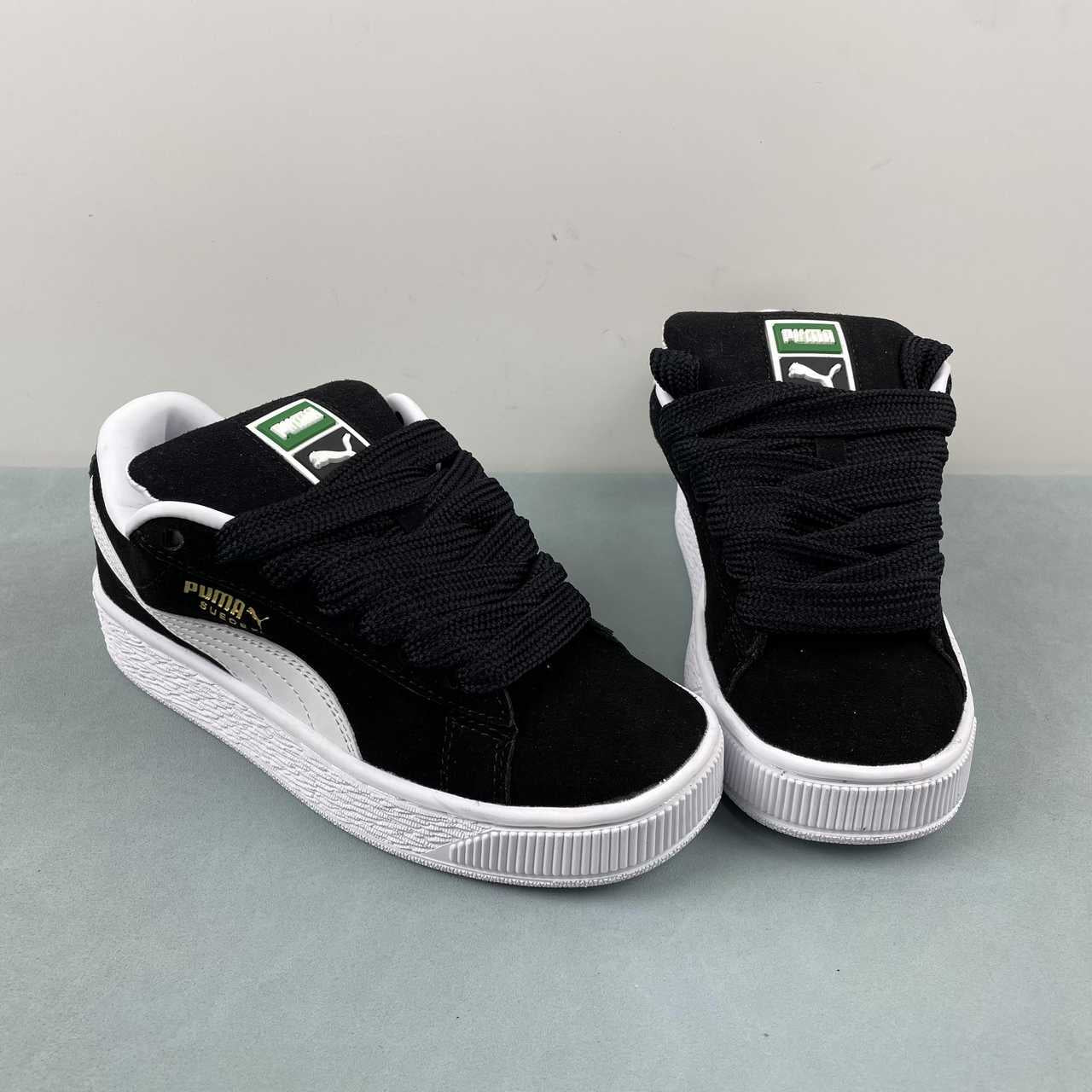 Tênis Camurça Preto Detalhe Branco