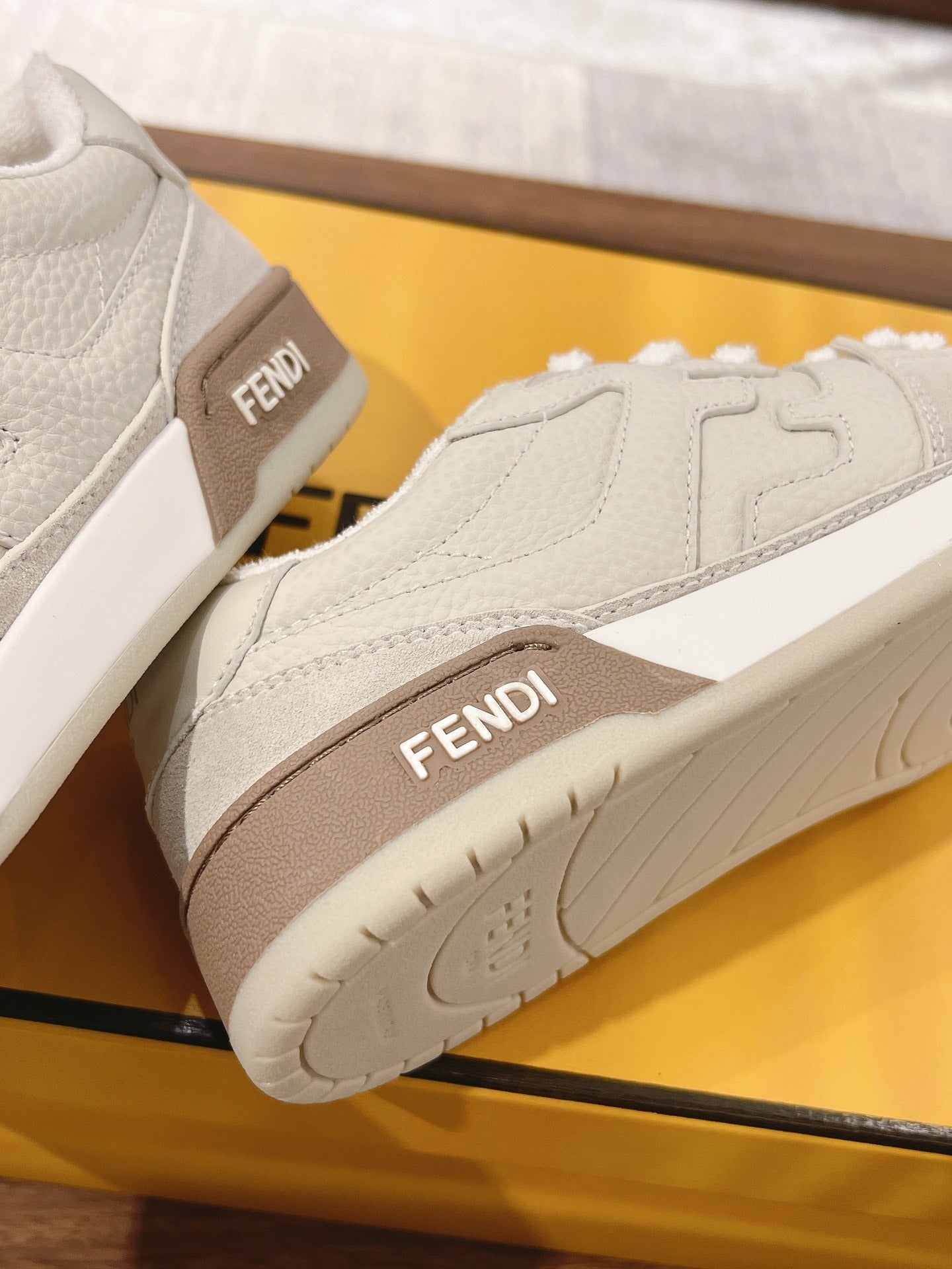 Tênis Couro Branco com Detalhe Marrom