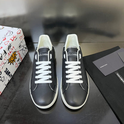 Tênis Couro Preto Detalhes Prateado