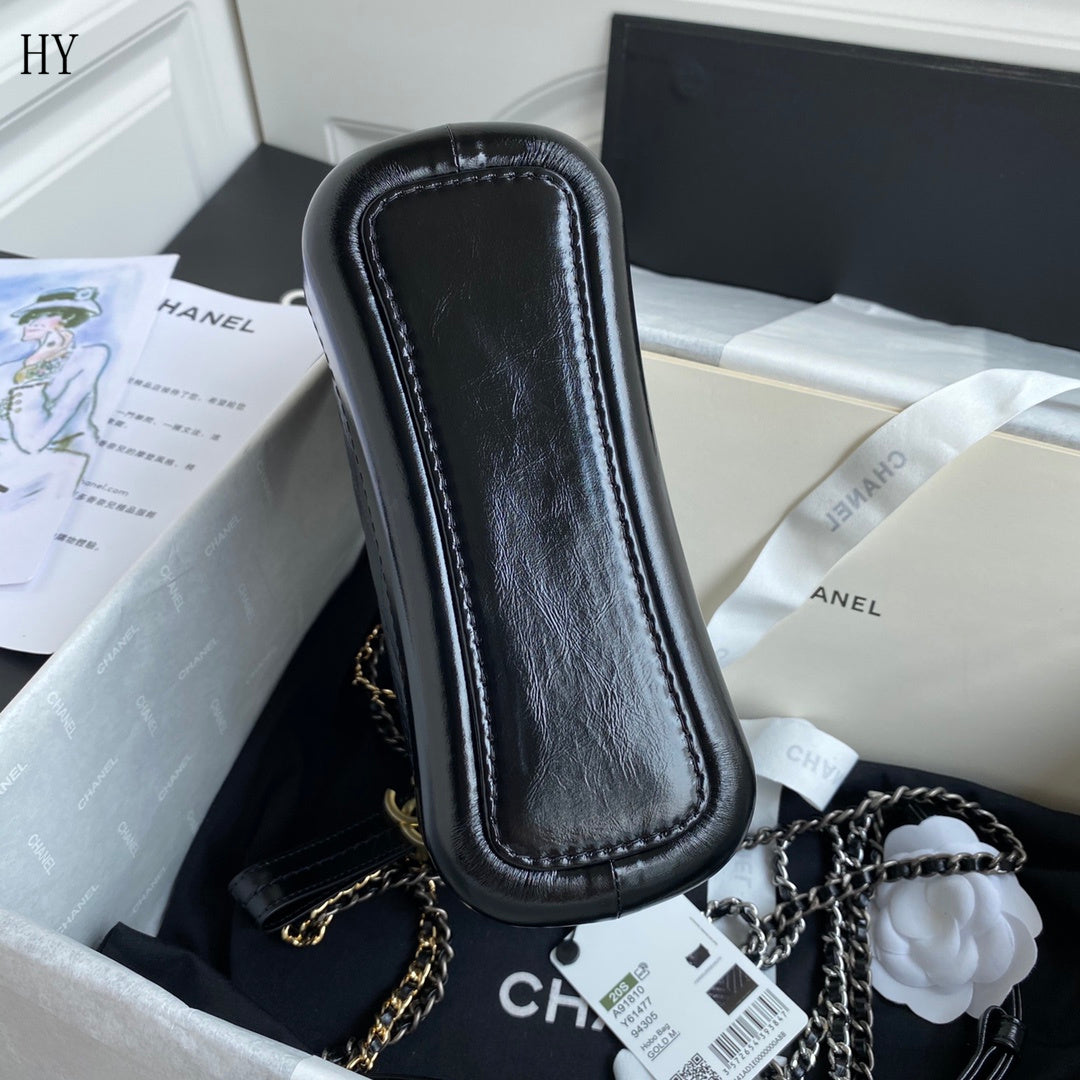 Bolsa Hobo Couro Preto Pequena com Alça Corrente