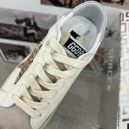 Tênis Couro Branco Estrela Lateral Dourada