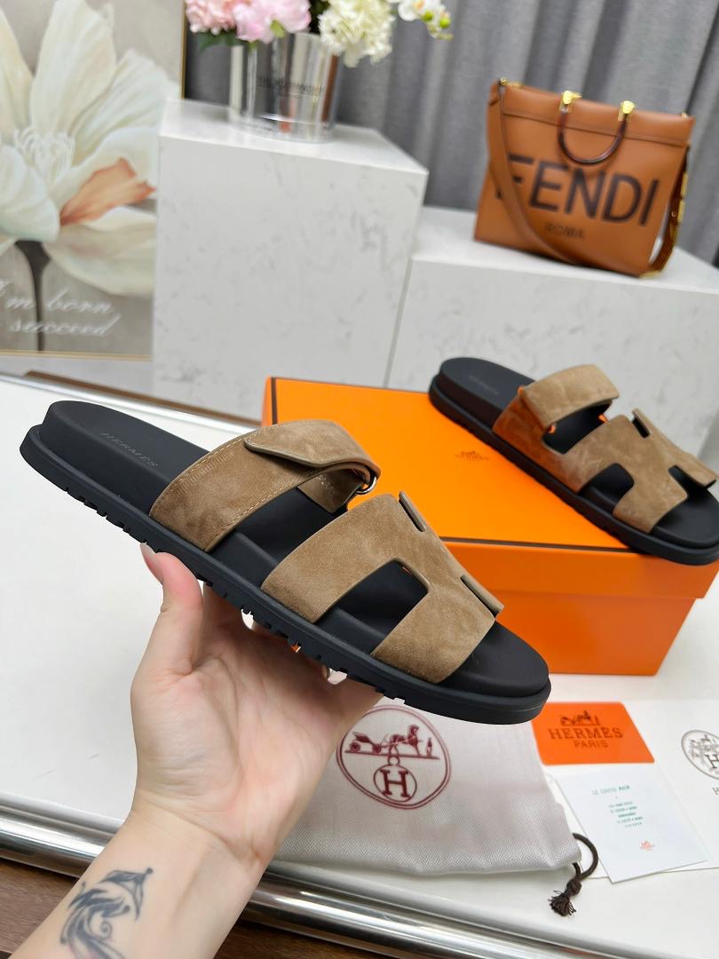 Sandália Couro Beige Tira Vazada Minimalista