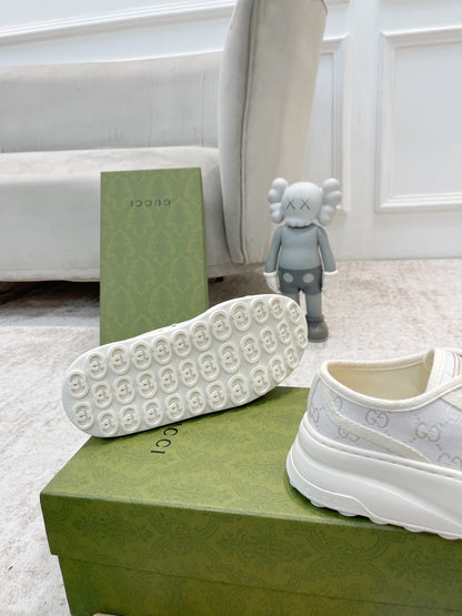 Tênis Canvas Branco Padrão Entrelaçado