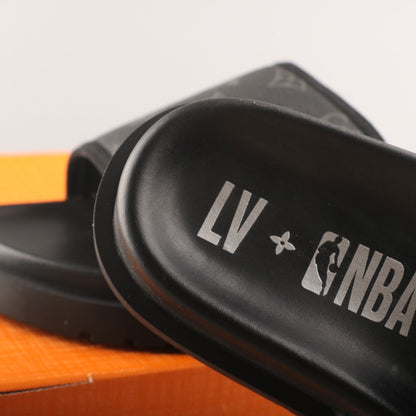 Chinelo Slide Borracha Preto Padrão Monograma