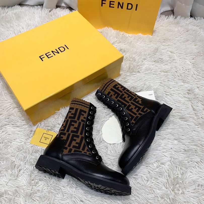 Bota Couro Preto Cano Médio Estruturada