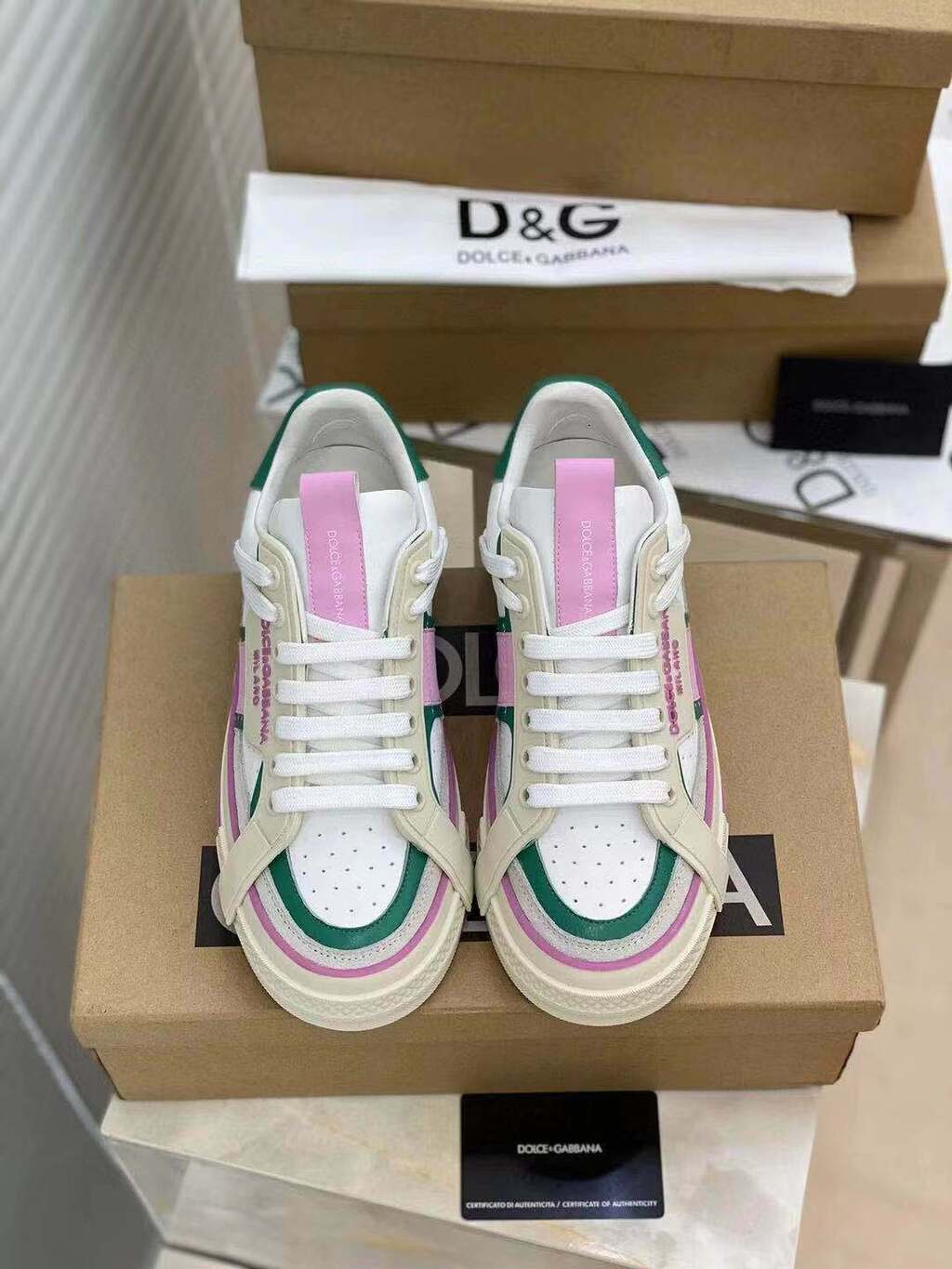 Tênis Couro Branco Detalhe Rosa e Verde