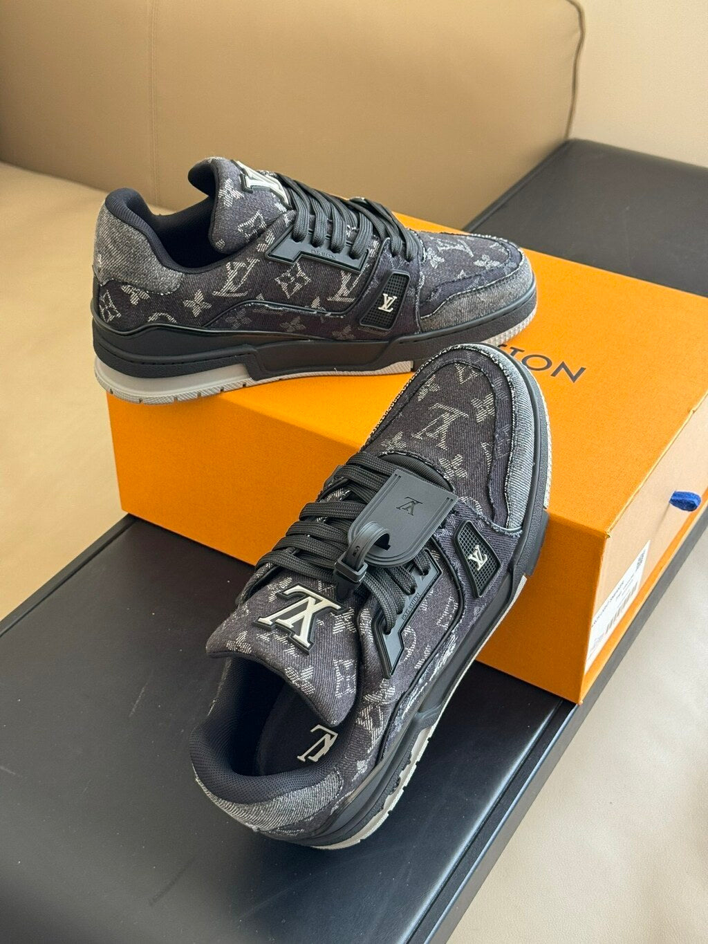 Tênis Casual Cano Baixo Preto com Detalhe Cinza