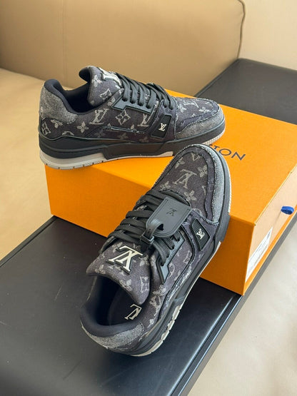 Tênis Casual Cano Baixo Preto com Detalhe Cinza