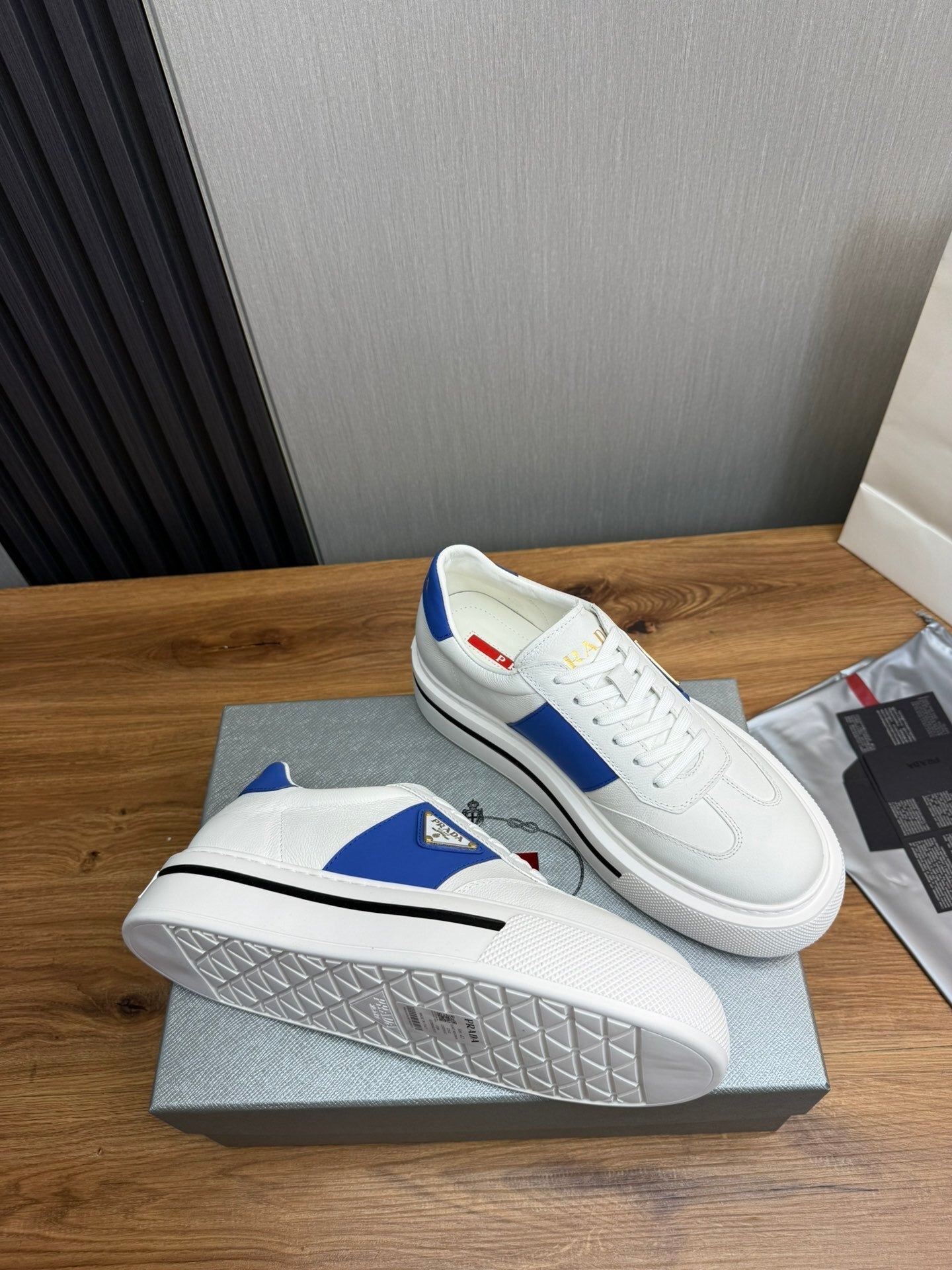 Tênis Casual Couro Azul Detalhes Contrastantes