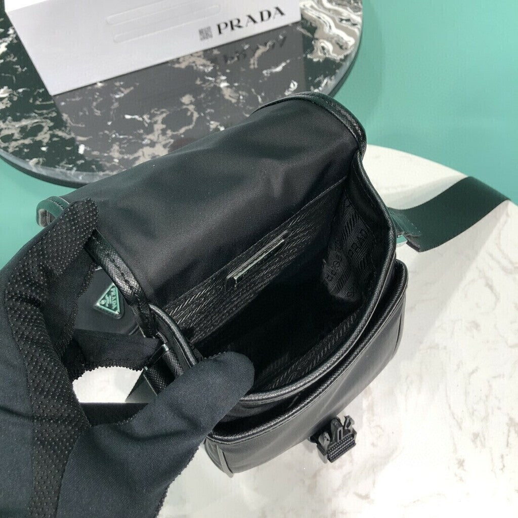 Bolsa Shoulder Nylon e Couro Estruturada Preta