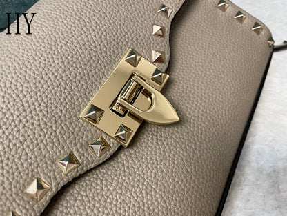 Bolsa Transversal Couro Preto Rebites Piramidais
