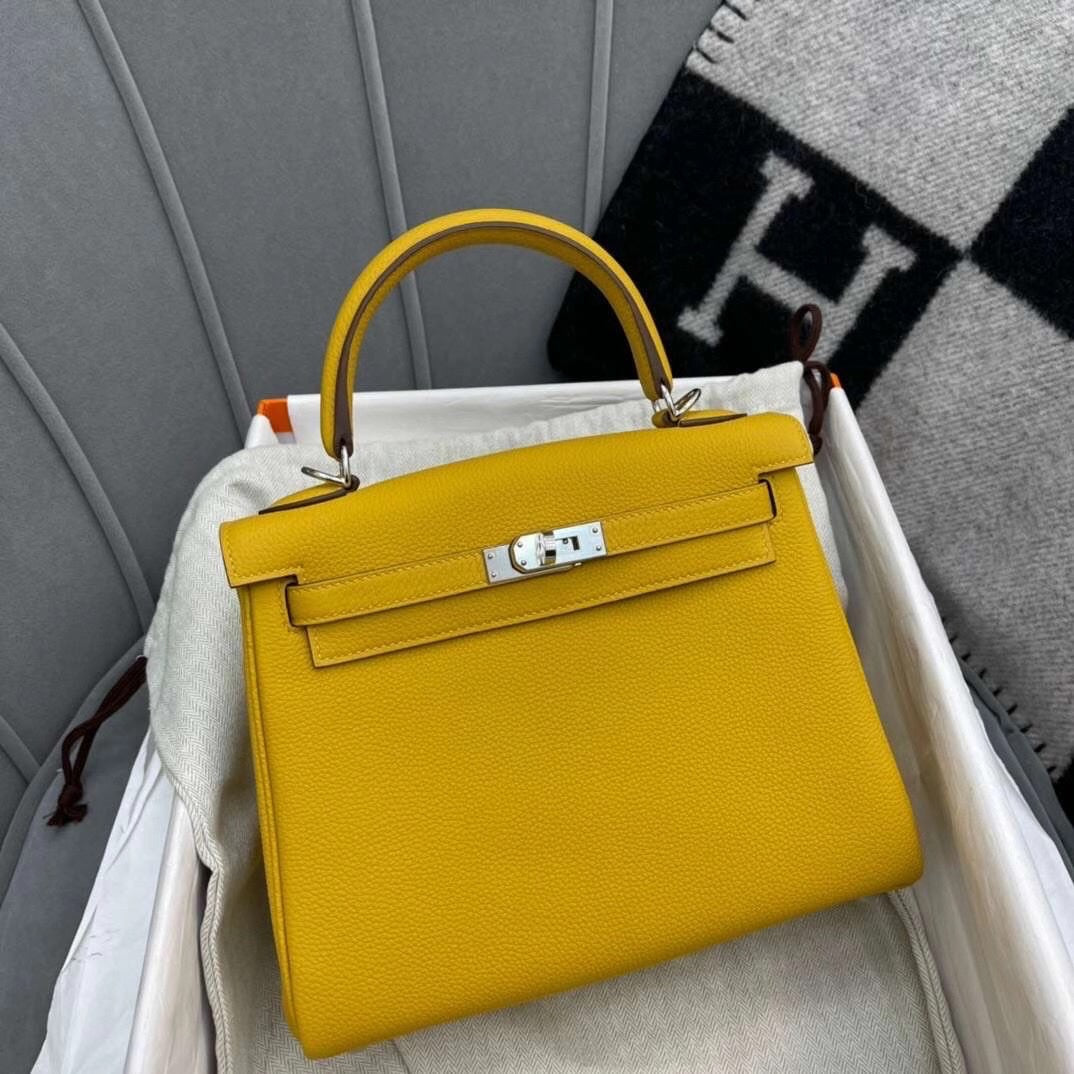 Bolsa Satchel Couro Estruturada com Fecho Frontal