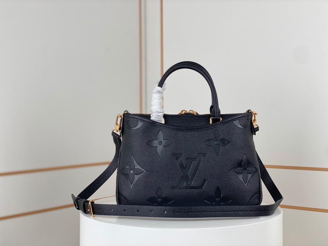 Bolsa Satchel Couro Estruturada Marrom Placa Triangular