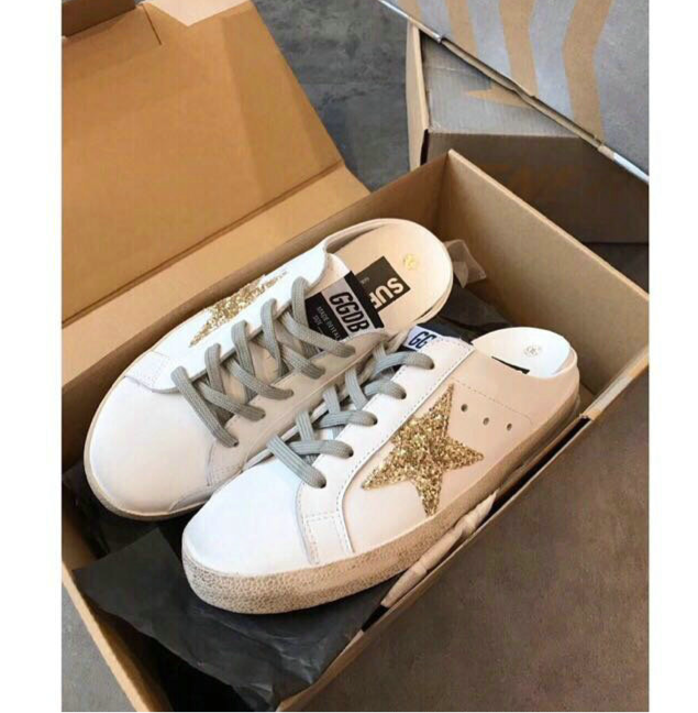 Tênis Slip On Couro Branco Estrela Aplicada Dourada