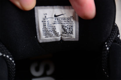 Tênis Cano Baixo Couro Preto e Branco Detalhe Inflado